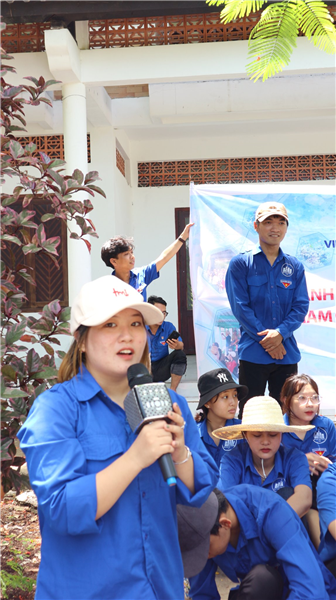 Sinh viên K63 ngành Quản lý thuỷ sản và Khai thác thuỷ sản tham quan học tập tại Khu bảo tồn biển Hòn Mun