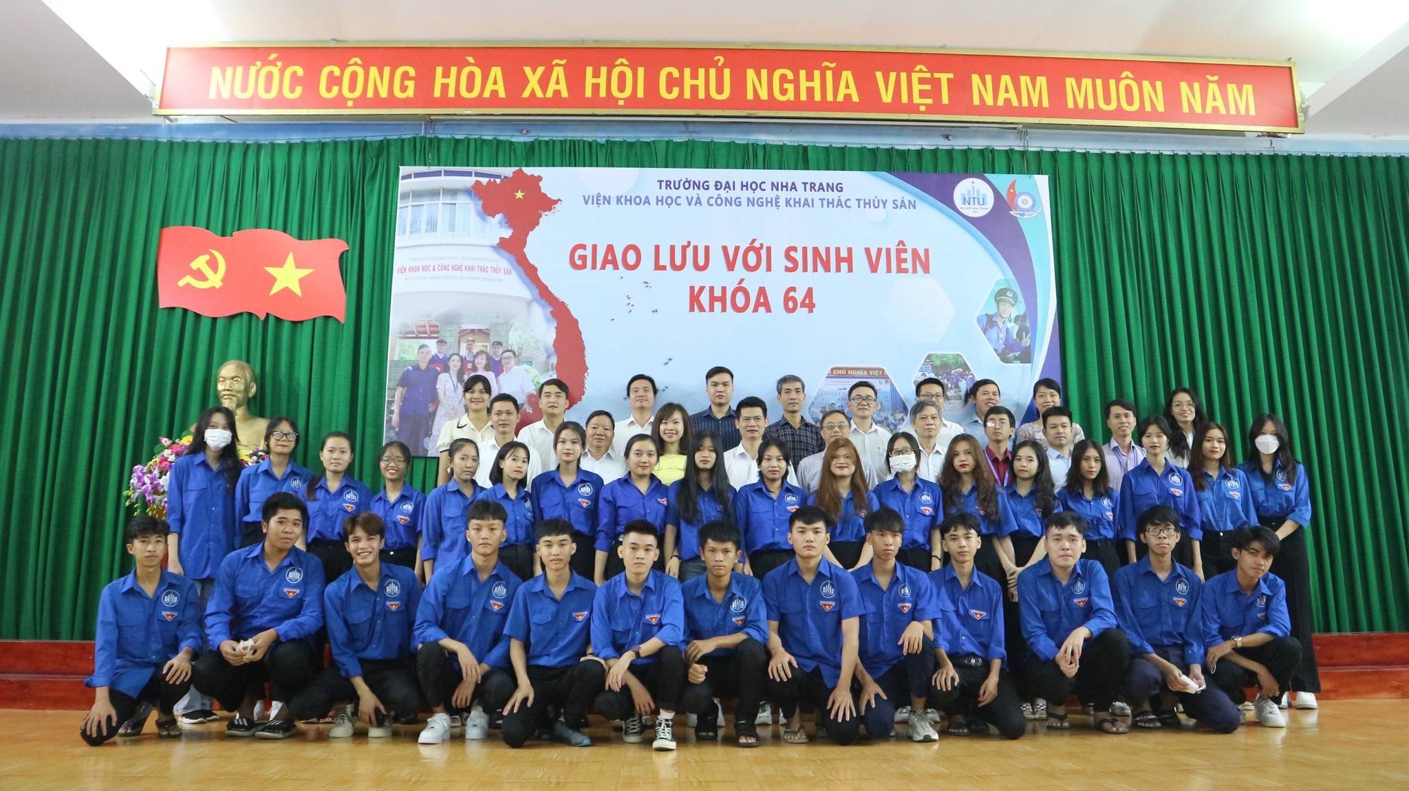 Chào cờ kết hợp giao lưu tân sinh viên Khóa 64