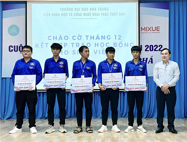 CHÀO CỜ THÁNG 12 KẾT HỢP TRAO HỌC BỔNG CHO SINH VIÊN