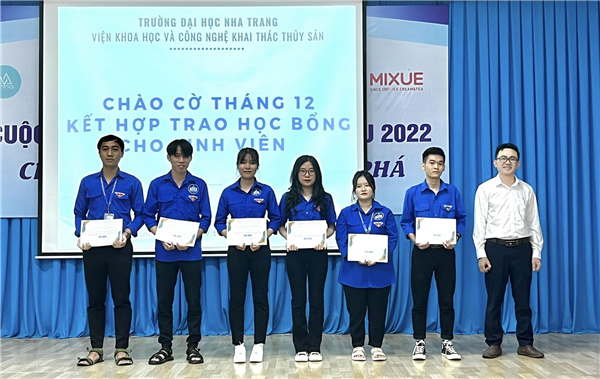 CHÀO CỜ THÁNG 12 KẾT HỢP TRAO HỌC BỔNG CHO SINH VIÊN