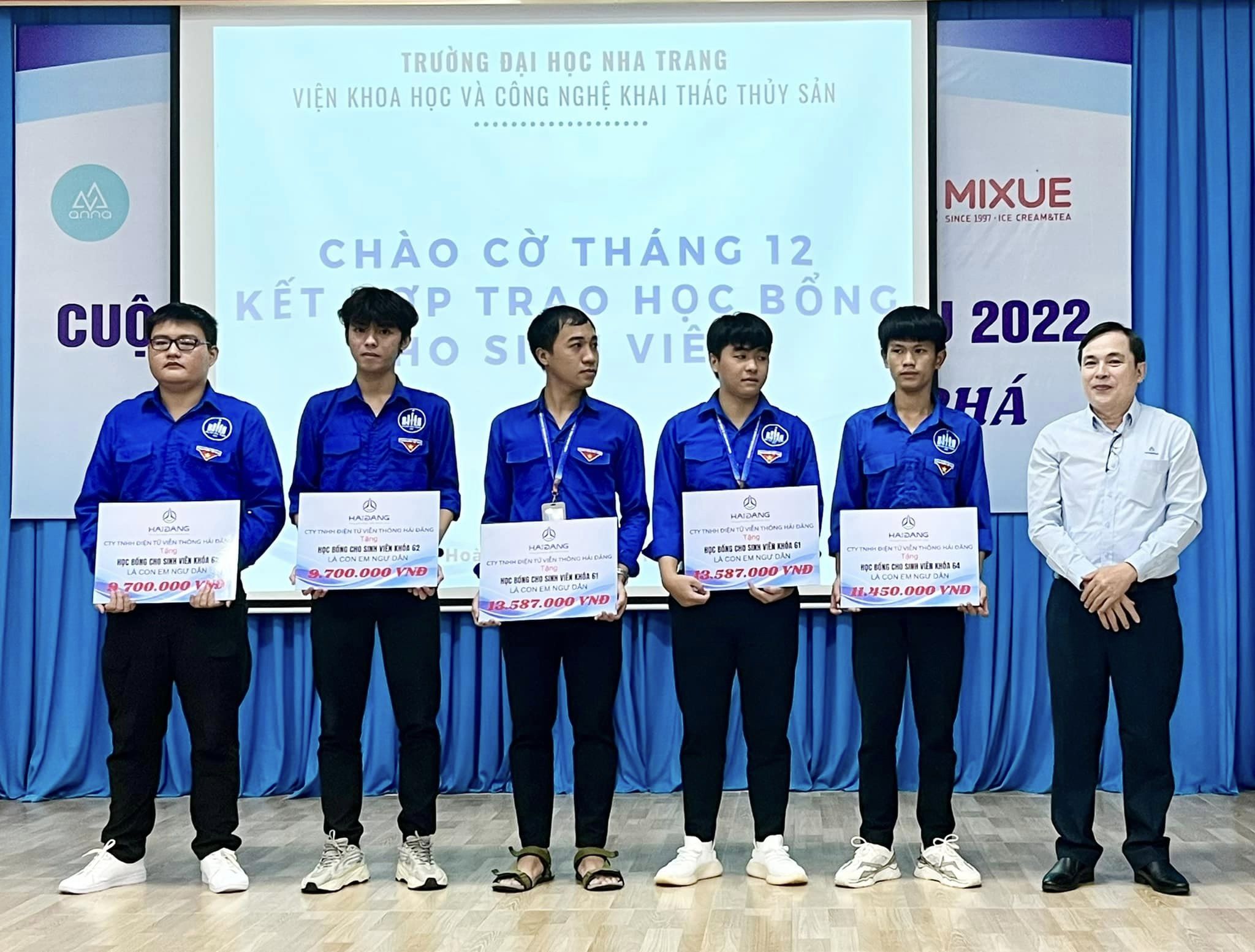 CHÀO CỜ THÁNG 12 KẾT HỢP TRAO HỌC BỔNG CHO SINH VIÊN