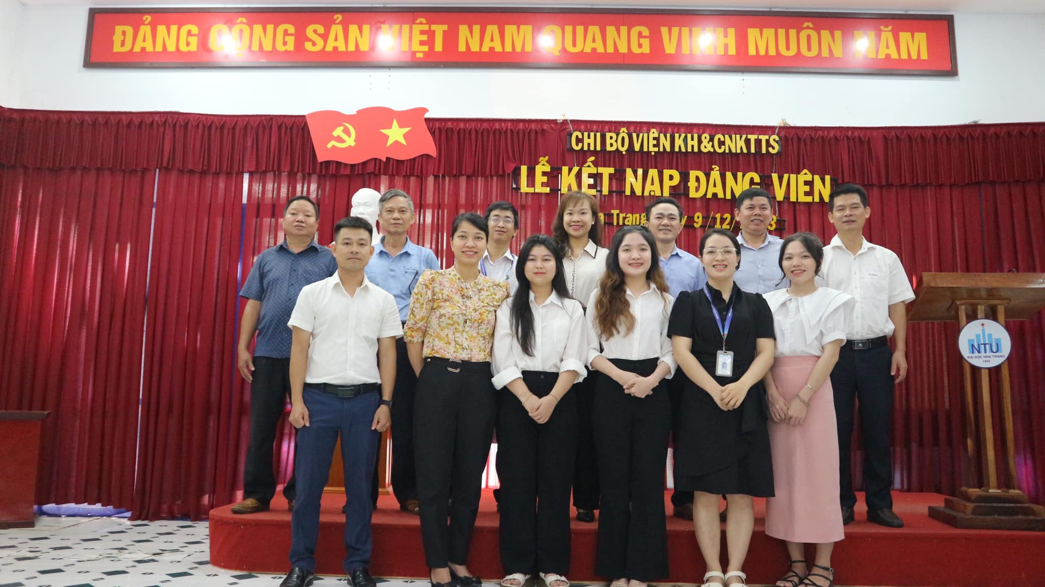 02 SINH VIÊN NGÀNH QUẢN LÝ THUỶ SẢN ĐƯỢC KẾT NẠP ĐẢNG VIÊN VÀO NĂM 3 ĐẠI HỌC