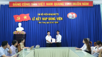 SINH VIÊN NGÀNH KHAI THÁC THUỶ SẢN VINH DỰ ĐỨNG VÀO HÀNG NGŨ CỦA ĐẢNG